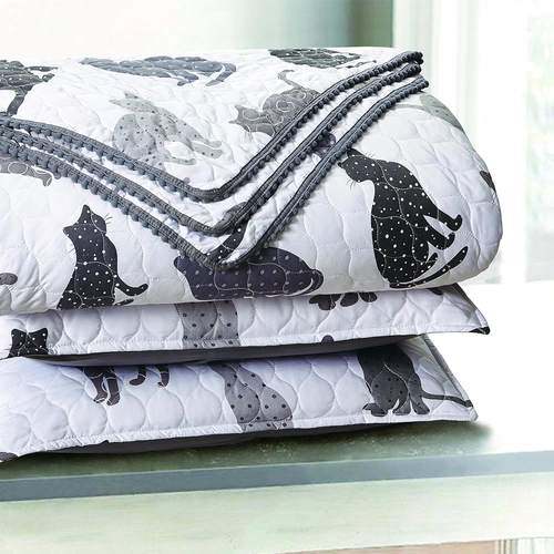 Foto de Grey Cats Animal Pom pom Trimmed Quilt Set, with 1 Full/Queen Size Quilt, and 2 Standard Shams, Lightweight, Soft, and Comfy, Gift for Kids and Adults, 3-Piece Set, Full/Queen