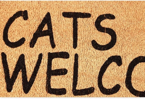 Foto de Juvale Cats Welcome People Tolerated Welcome Mat, Natural Coir Doormat (30 x 17 in)