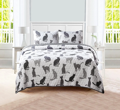 Foto de Grey Cats Animal Pom pom Trimmed Quilt Set, with 1 Full/Queen Size Quilt, and 2 Standard Shams, Lightweight, Soft, and Comfy, Gift for Kids and Adults, 3-Piece Set, Full/Queen