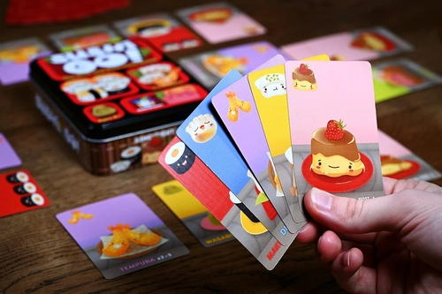 Foto de Sushi Go - The Pick and Pass family Card Game from Gamewright, great for 2-5 players aged 8 and up